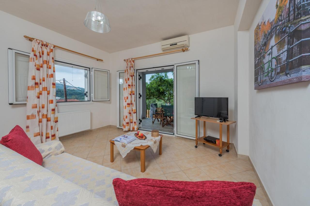 Domus Lukas Apartments Marathias  Bagian luar foto