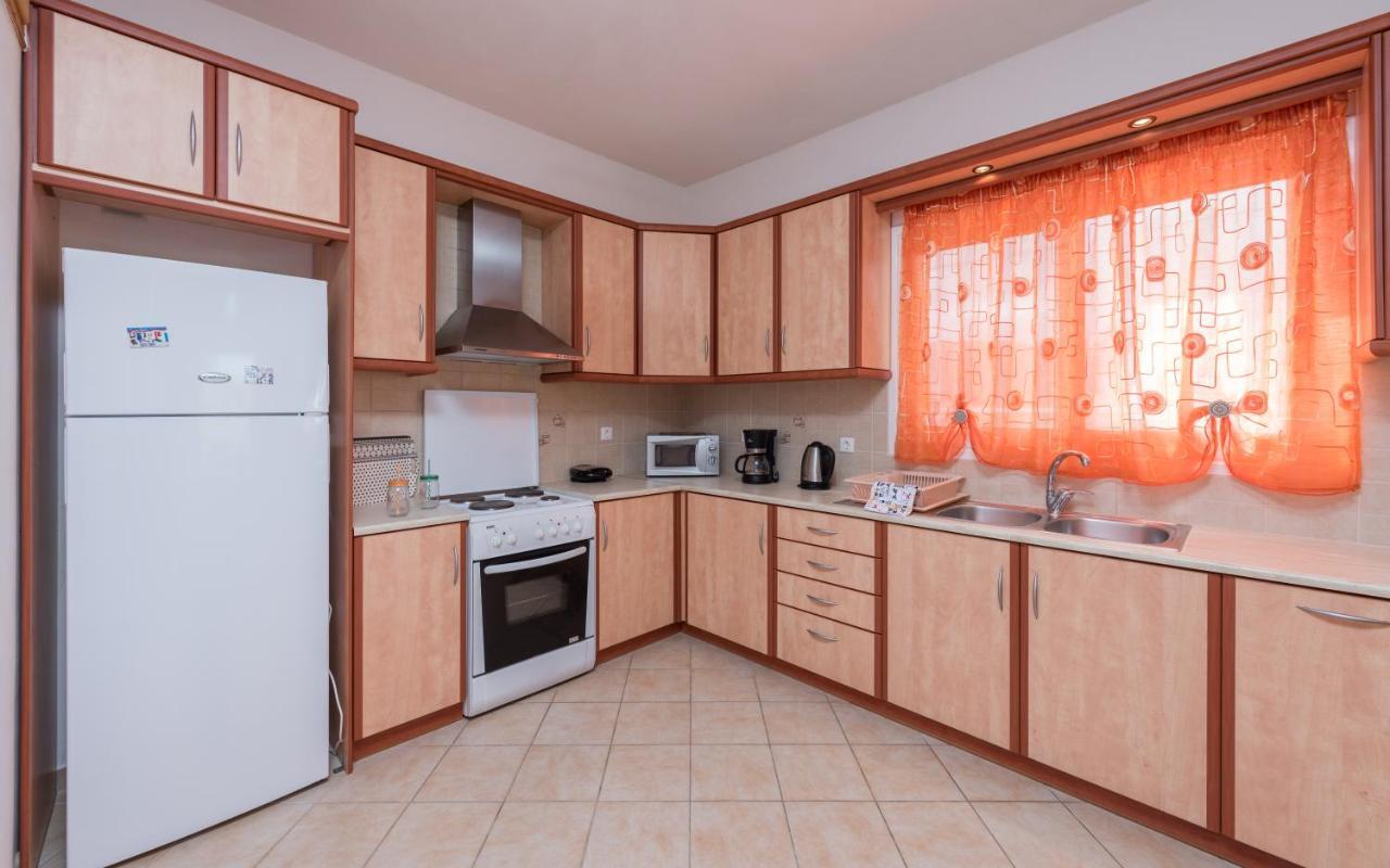 Domus Lukas Apartments Marathias  Bagian luar foto